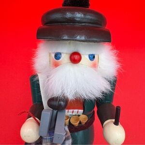 Festive Wooden Nutcracker, Vintage-Inspired Golfer